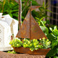 Rustieke metalen plantenbak in zeilbootvorm